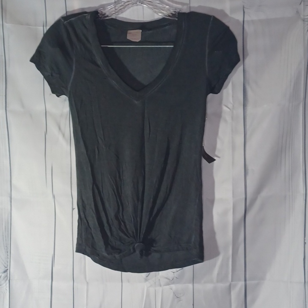 No Boundaries short sleeve v-neck casual T-shirt NWT